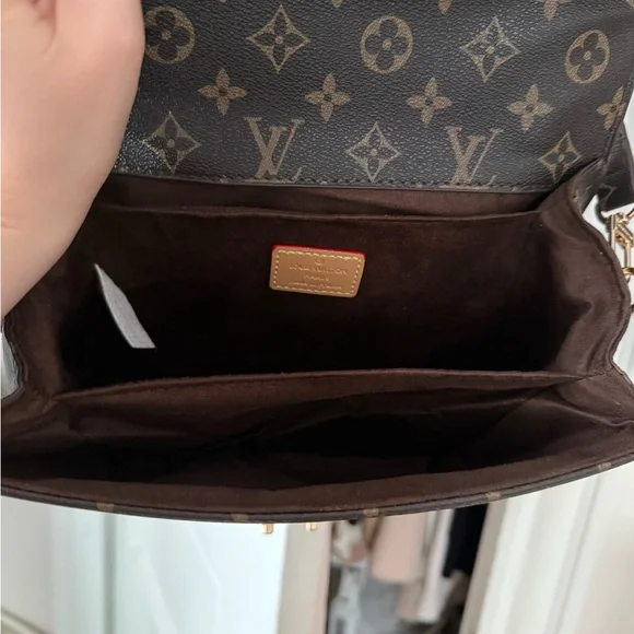 Louis Vuitton crossbody Bag - Picture 2 of 3